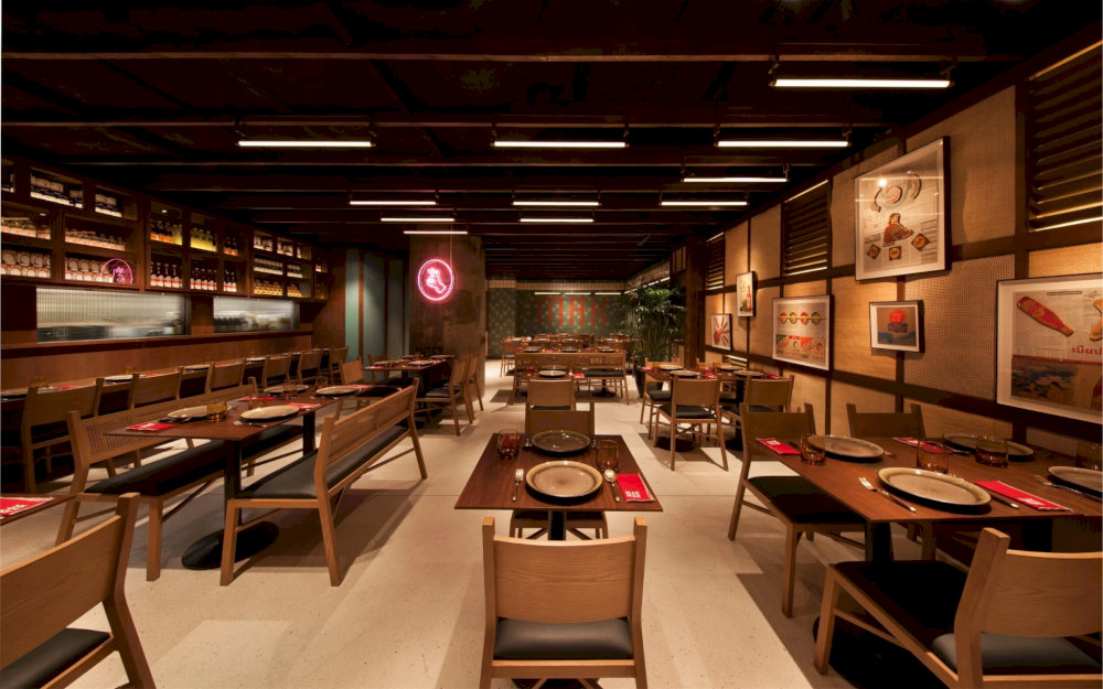 該店也以供應新鮮麵條而聞名，讓您品嚐到正宗的香港烹飪傳統